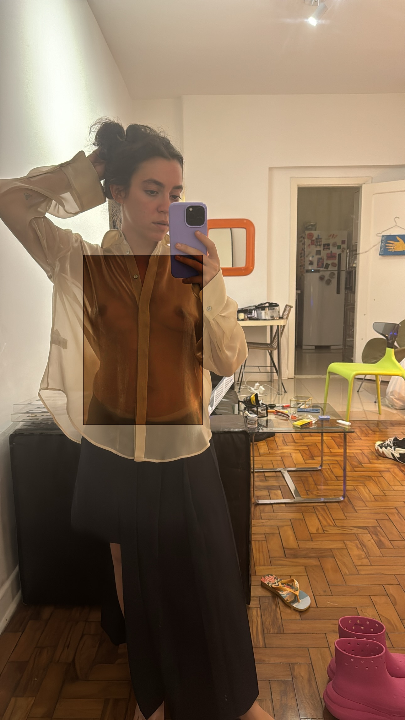 Atriz Valentina Bandeira posa com blusinha completamente transparente e deixa seios à mostra