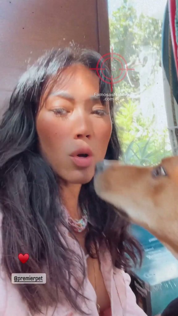 Atriz Daniele Suzuki pagou peitinho enquanto brincava com doguinho.