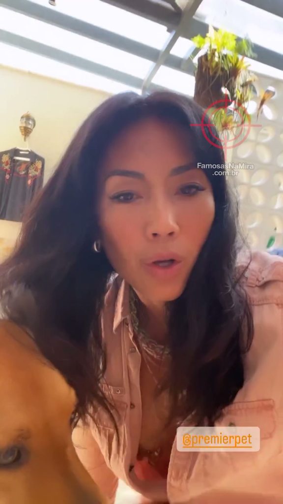 Atriz Daniele Suzuki pagou peitinho enquanto brincava com doguinho.