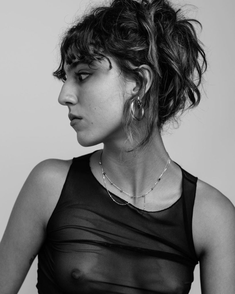 Atriz Flora Camolese posa com roupa transparente em ensaio e acaba mostrando demais. Algumas Fotos foram coloridas digitalmente.