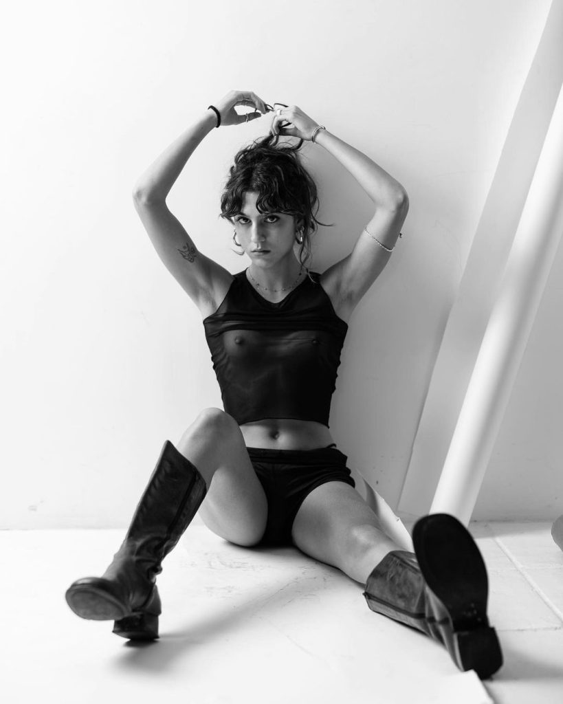 Atriz Flora Camolese posa com roupa transparente em ensaio e acaba mostrando demais. Algumas Fotos foram coloridas digitalmente.