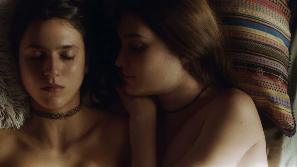 Flora Camolese e Nina Tumsic Nuas e Peladas Cena de Sexo Lésbico em A Vida Pela Frente