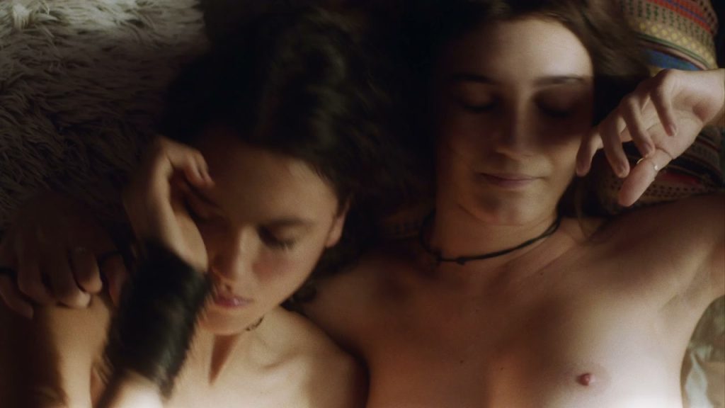 Flora Camolese e Nina Tumsic Nuas e Peladas Cena de Sexo Lésbico em A Vida Pela Frente