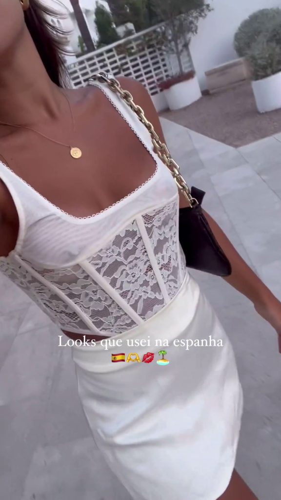 Giullia Buscacio Com Blusa Transparente Mostrando Peitos.