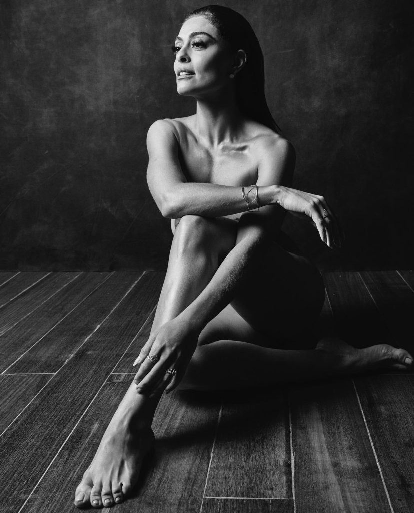 Juliana Posa Nua e Pelada em Ensaio