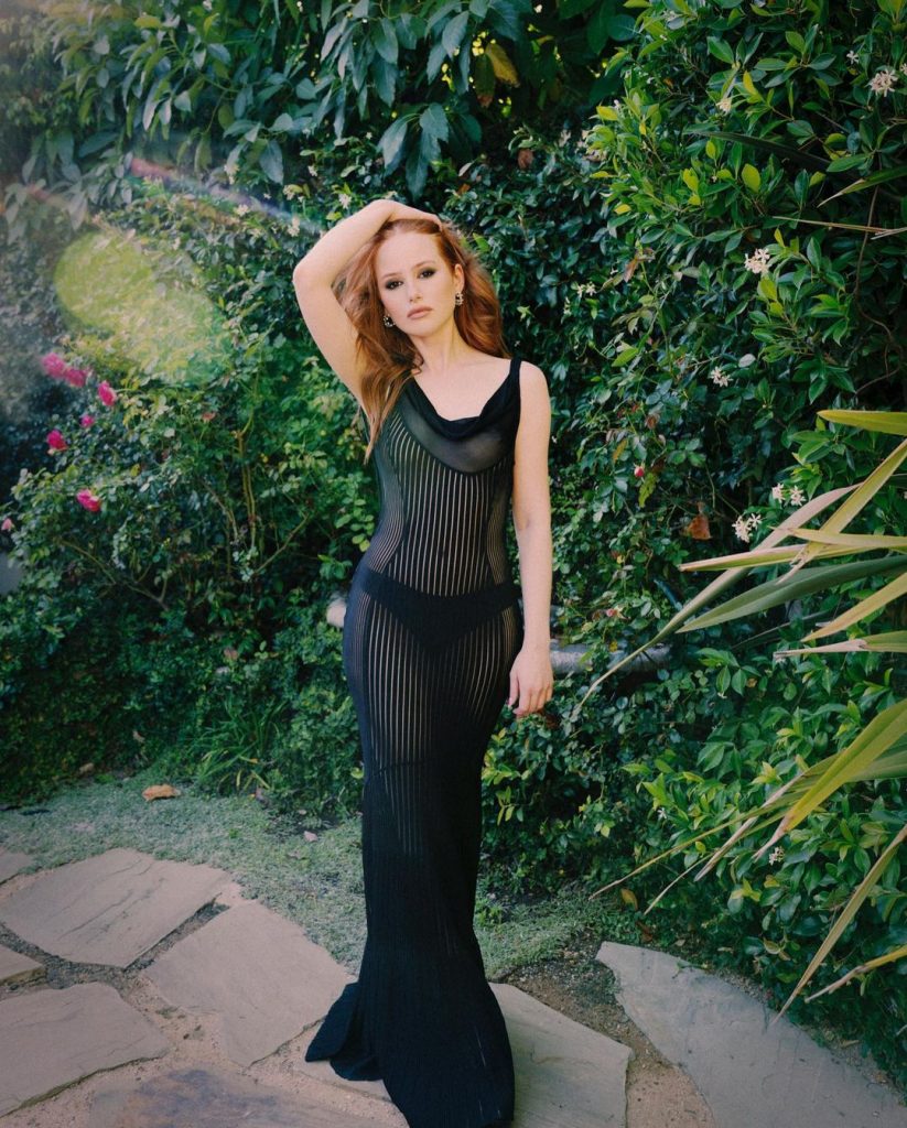Madelaine Petsch Posa Com Vestido Transparente e Deixa Peitinhos à Mostra