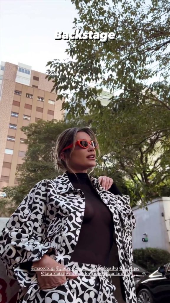 Flávia Alessandra Deixa Peitinho à Mostra Com Blusa Transparente