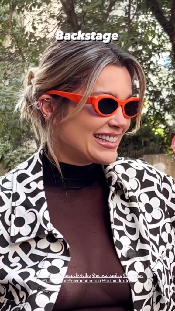 Flávia Alessandra Deixa Peitinho à Mostra Com Blusa Transparente