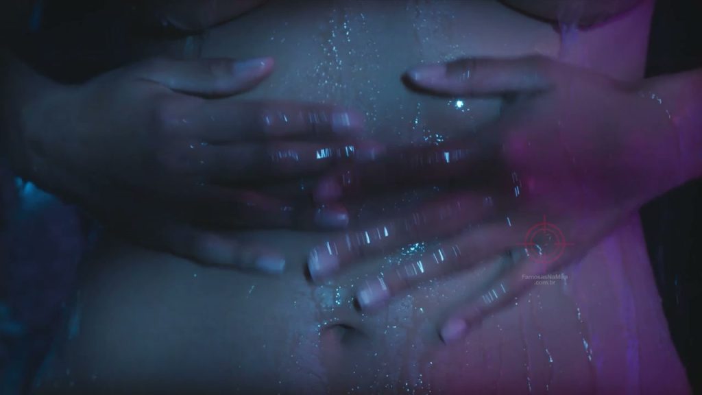 Bárbara Reis Nua e Pelada em Cena de Banho da Novela Terra e Paixão