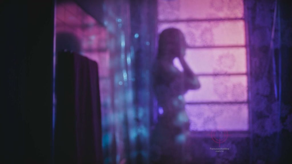 Bárbara Reis Nua e Pelada em Cena de Banho da Novela Terra e Paixão