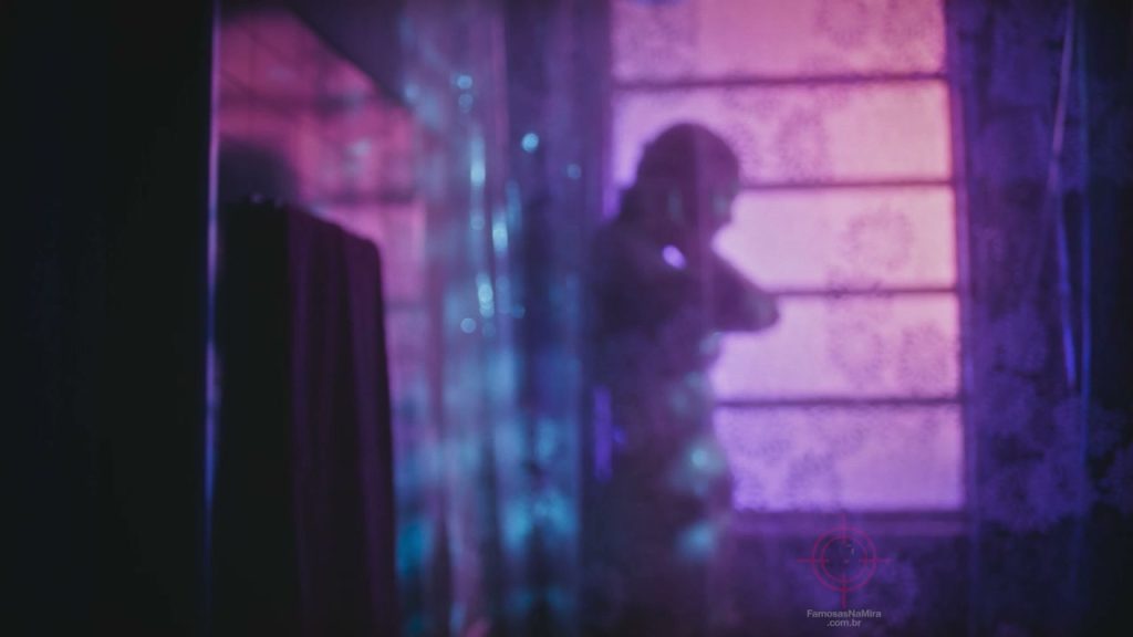 Bárbara Reis Nua e Pelada em Cena de Banho da Novela Terra e Paixão