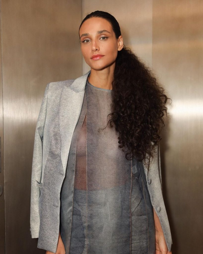 Débora Nascimento Com Look Transparente e Seios à Mostra na SFW