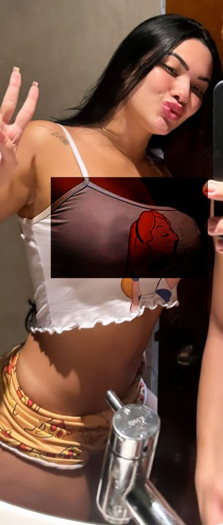 Emily Garcia Sem Sutiã em Stories
