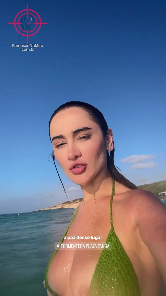 Cantora Gabi Melim paga peitinho enquanto gravava stories na praia.