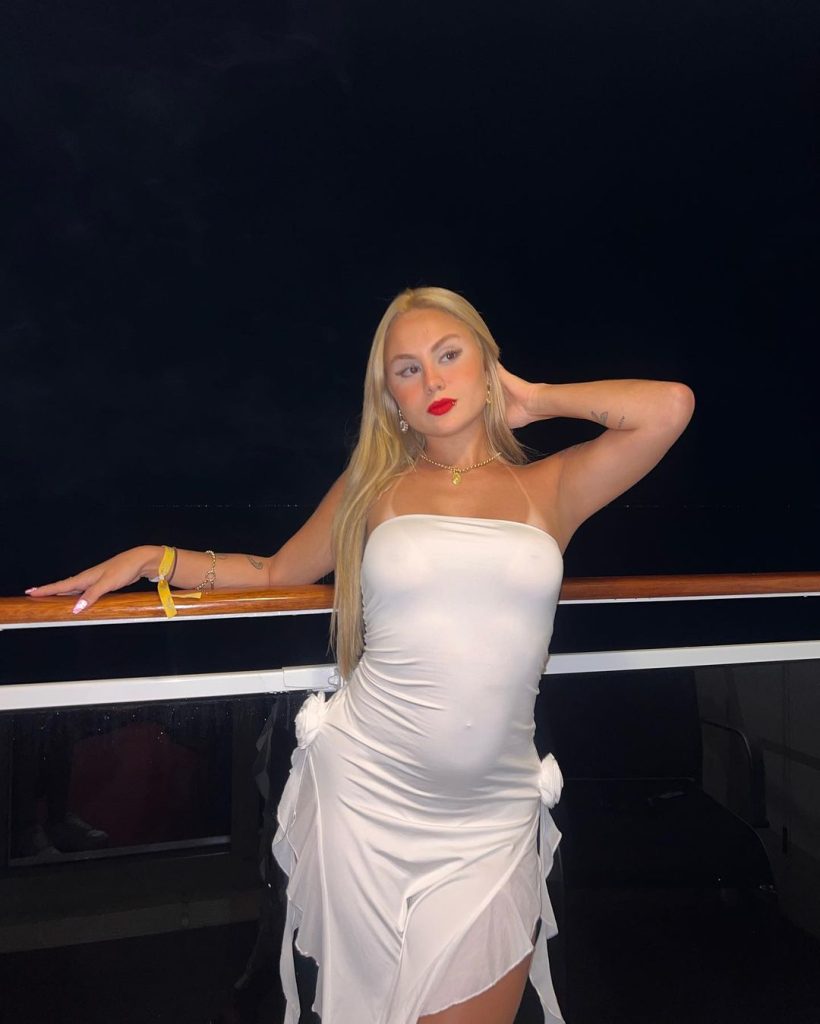 Lara Jucá posa com vestido transparente no cruzeiro do menino ney e deixa peitinhos aparecendo.