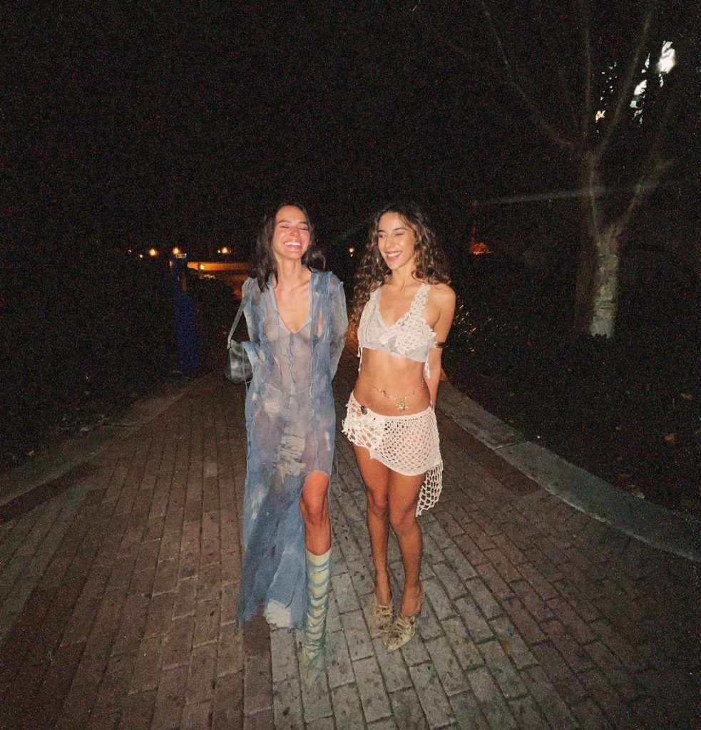 Bruna Marquezine de Vestido Transparente na Festa de Anitta (2 Fotos).