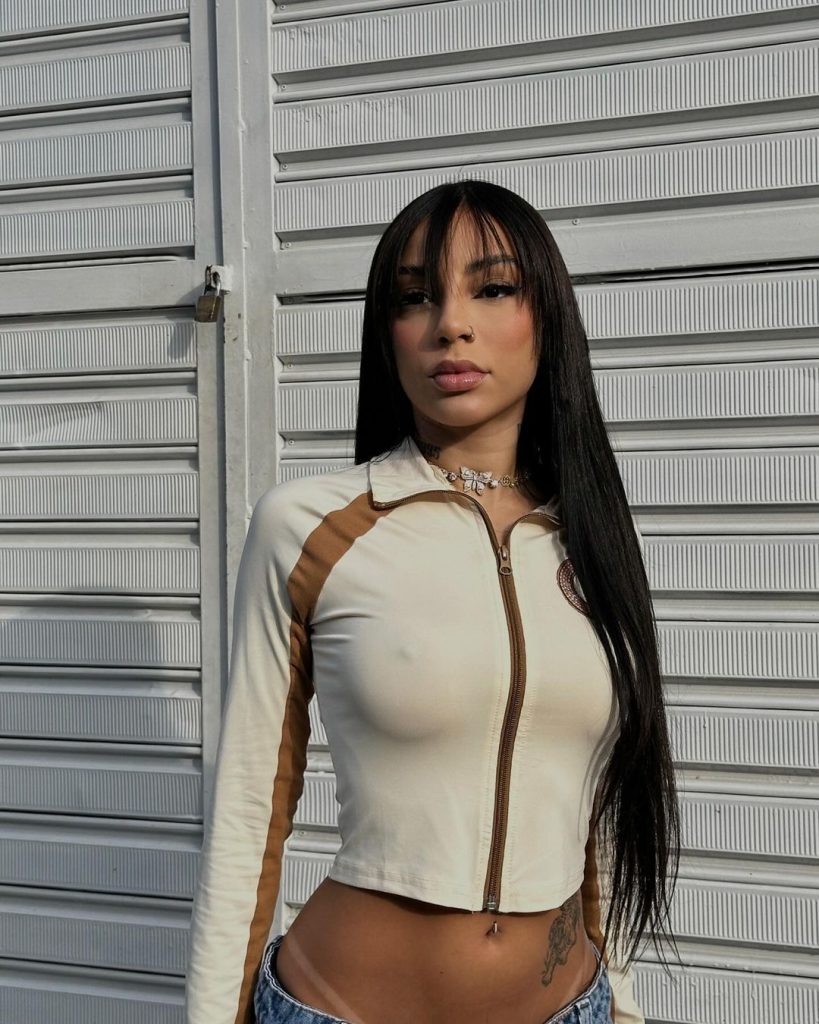 Nath Fischer (Hyperanhas) Posa Com Casaco Transparente