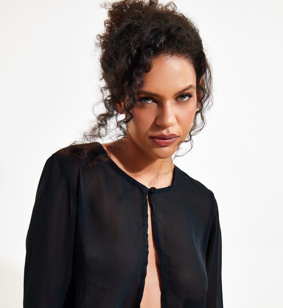 Uiliana Lima Posa Com Look Transparente em Ensaio