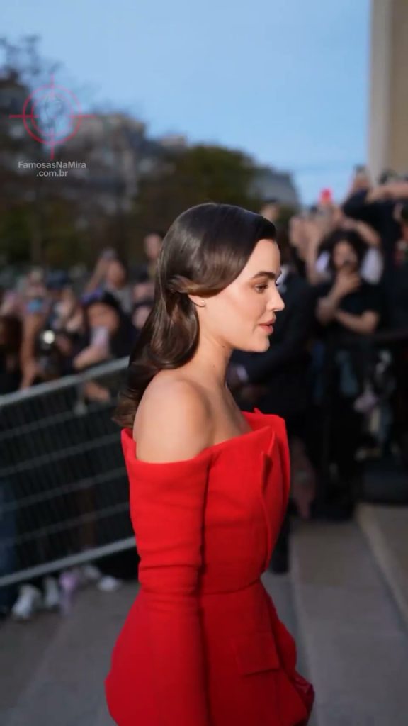 Lucy Hale Paga Peitinho em Evento