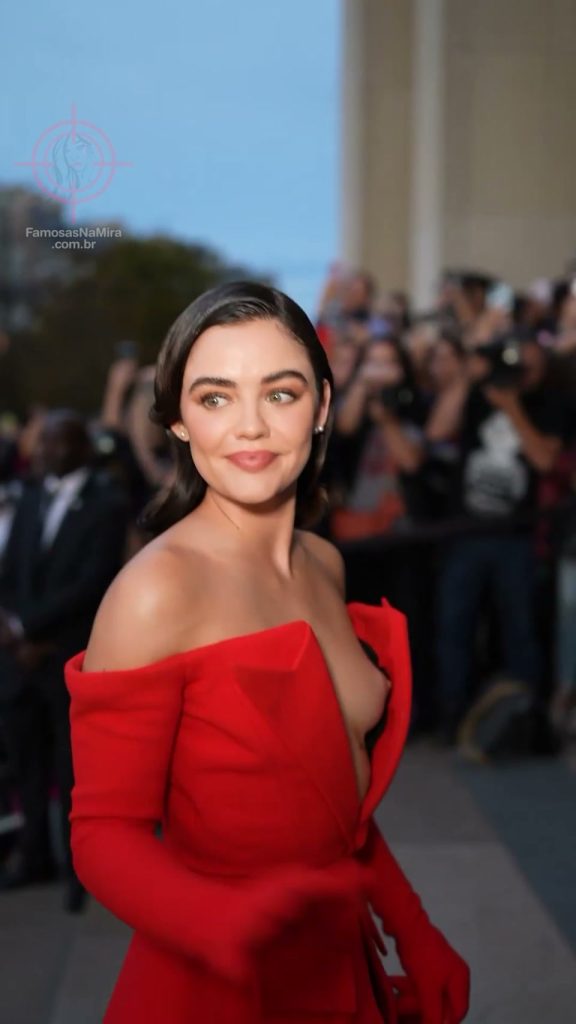 Lucy Hale Paga Peitinho em Evento