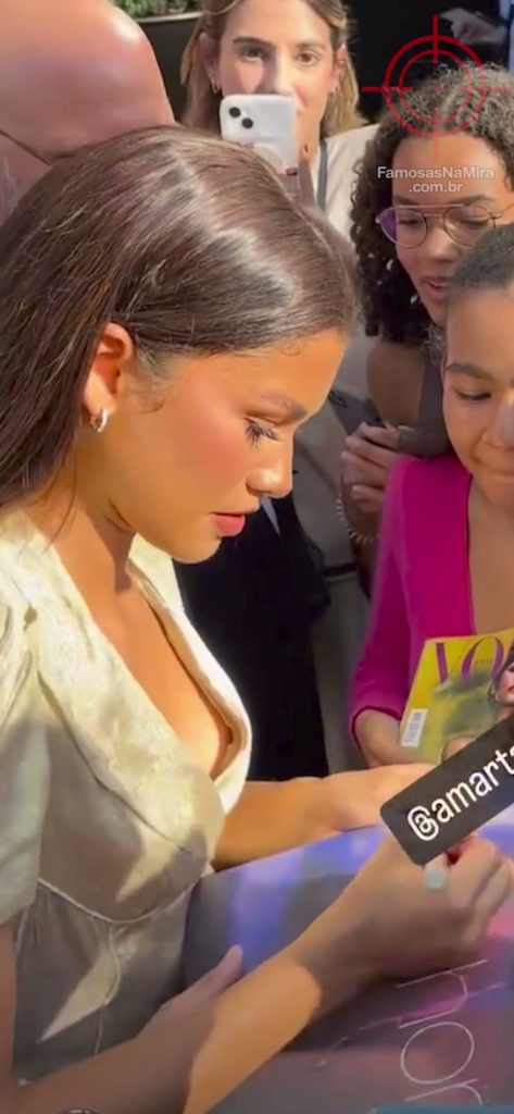 Zendaya Paga Peitinho Enquanto Dava Autógrafos