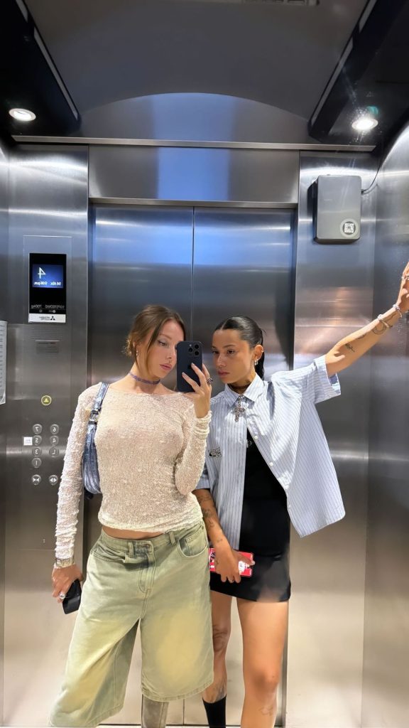 Ester Expósito De Blusinha Transparente em Festa (7 Fotos + Rx + Vídeo).