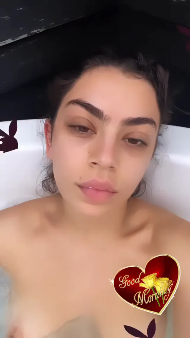 Charli Xcx, Flagras, Paga Peitinho - [30/10/2025]