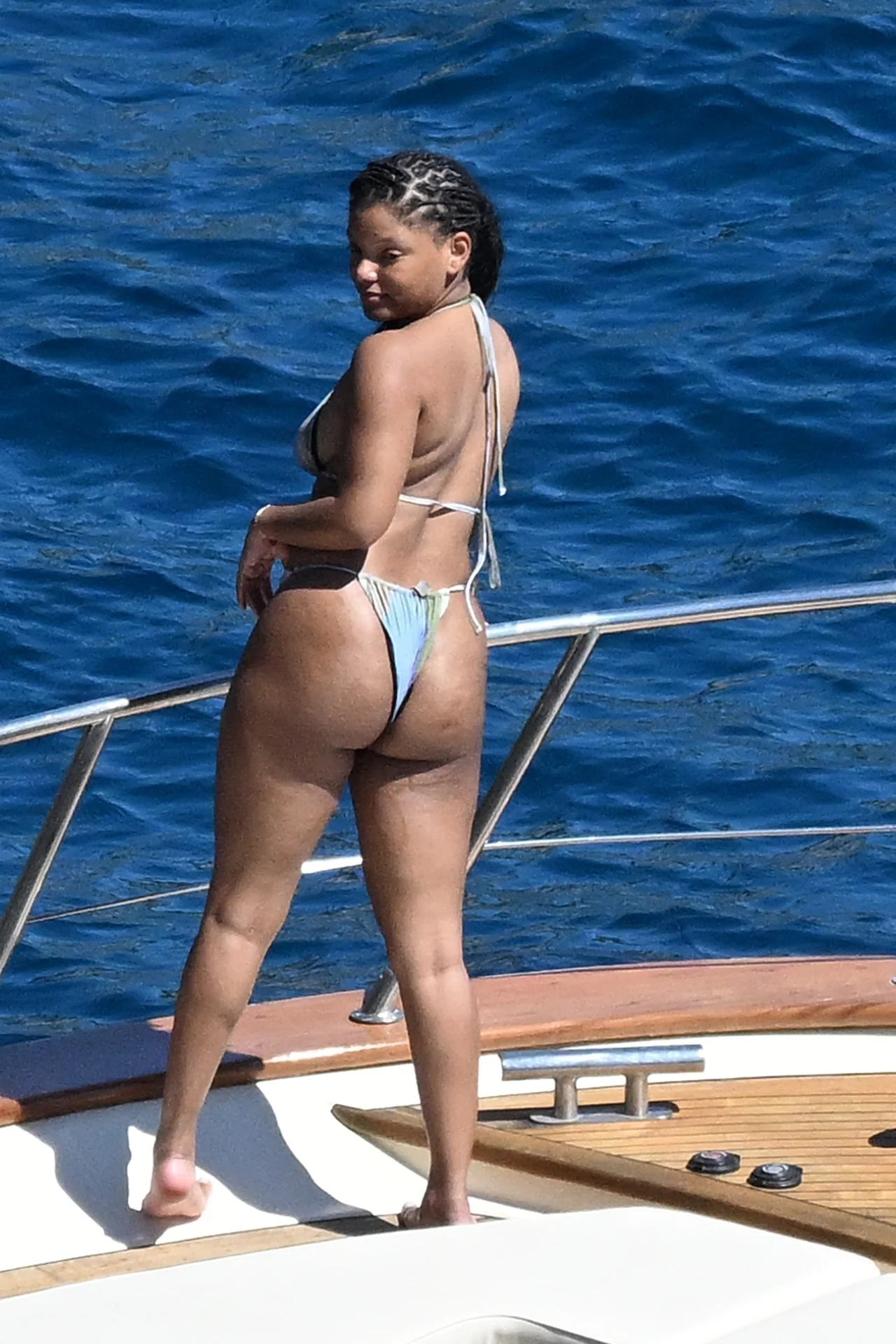 Flagras, Halle Bailey, Paparazzi, Atriz de Pequena Sereia Paga Peitinho e Bundinha - [28/10/2025]