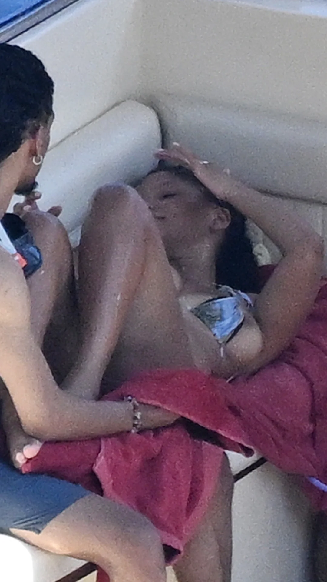 Flagras, Halle Bailey, Paparazzi, Atriz de Pequena Sereia Paga Peitinho e Bundinha - [28/10/2025]