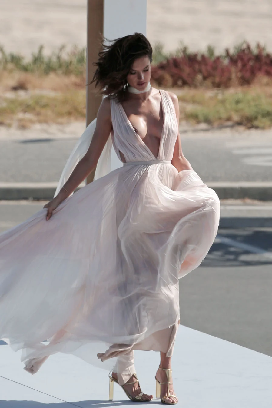 Alessandra Ambrosio, Ensaio, Flagras, Peitinho - [04/11/2025]