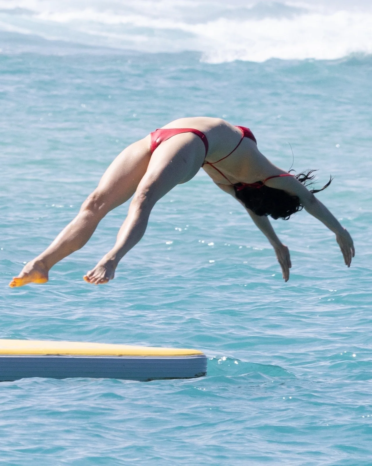 Biquini, Margaret Qualley, Paparazzi - [05/11/2025]