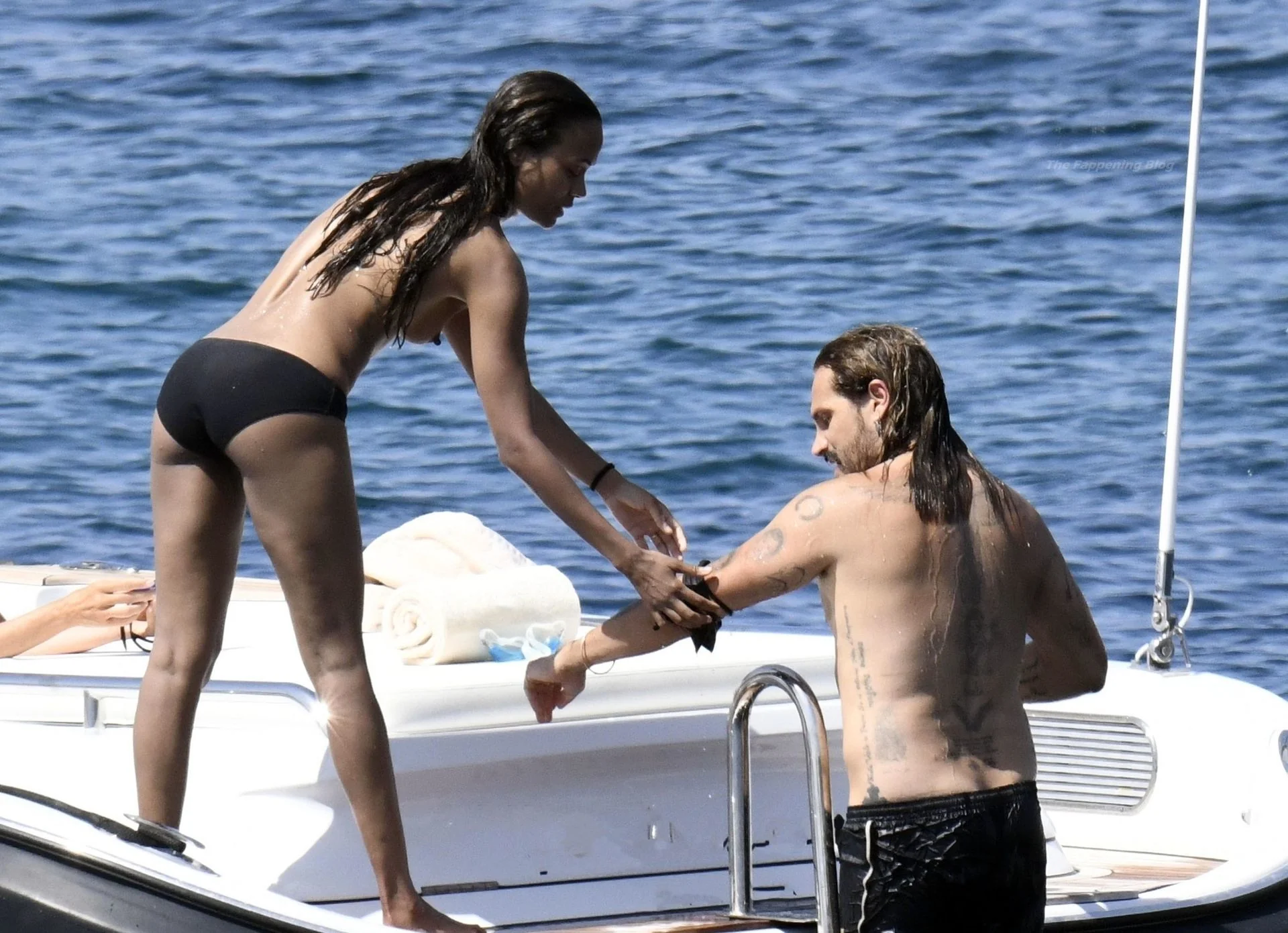 Biquini, Flagras, Paparazzi, Topless, Zoe Saldana - [10/11/2025]