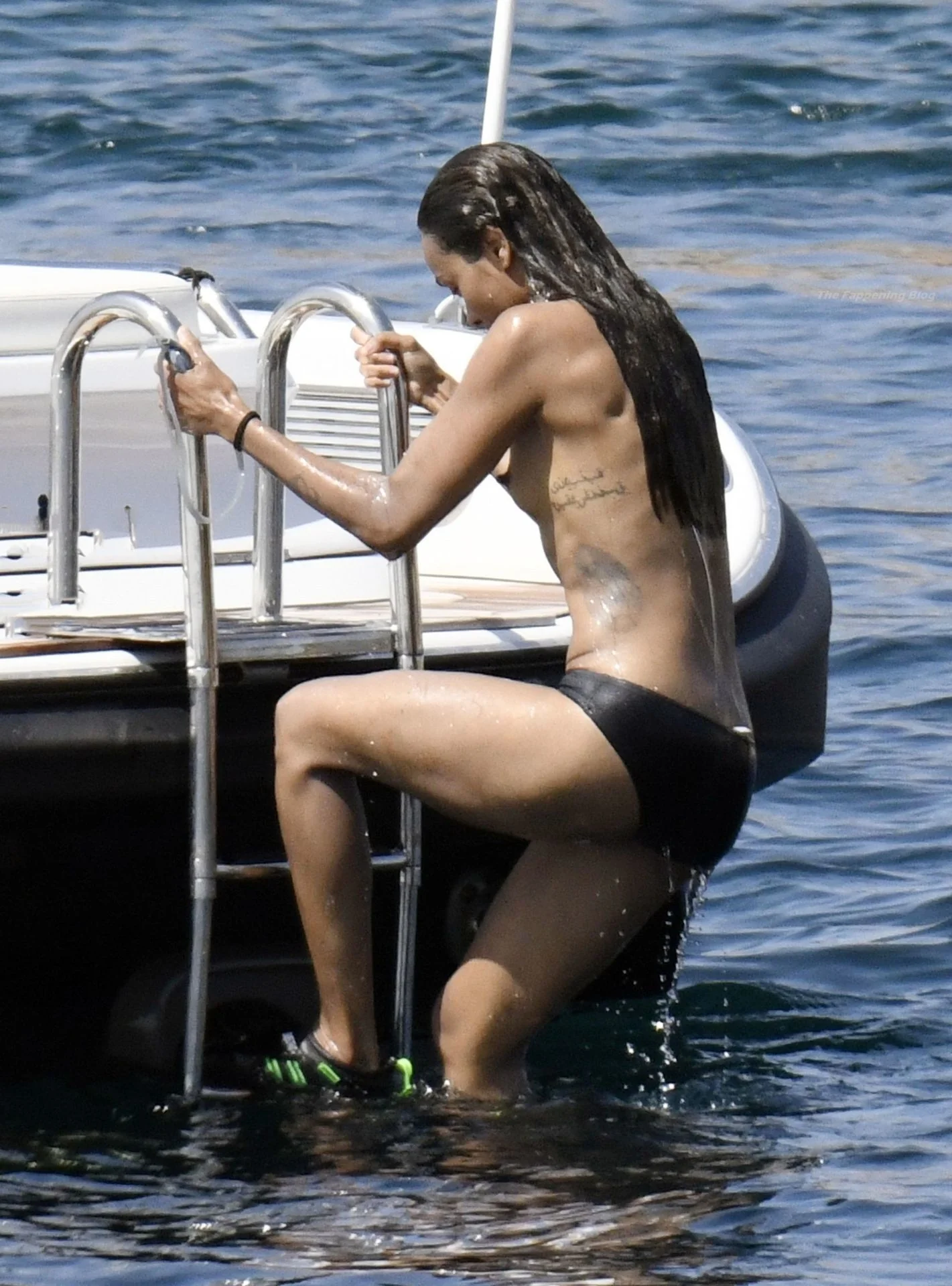 Biquini, Flagras, Paparazzi, Topless, Zoe Saldana - [10/11/2025]