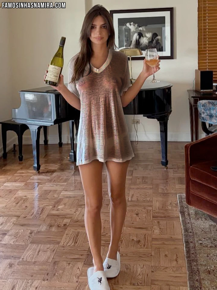 Emily Ratajkowski, Lingerie, Raio X - [30/12/2025]