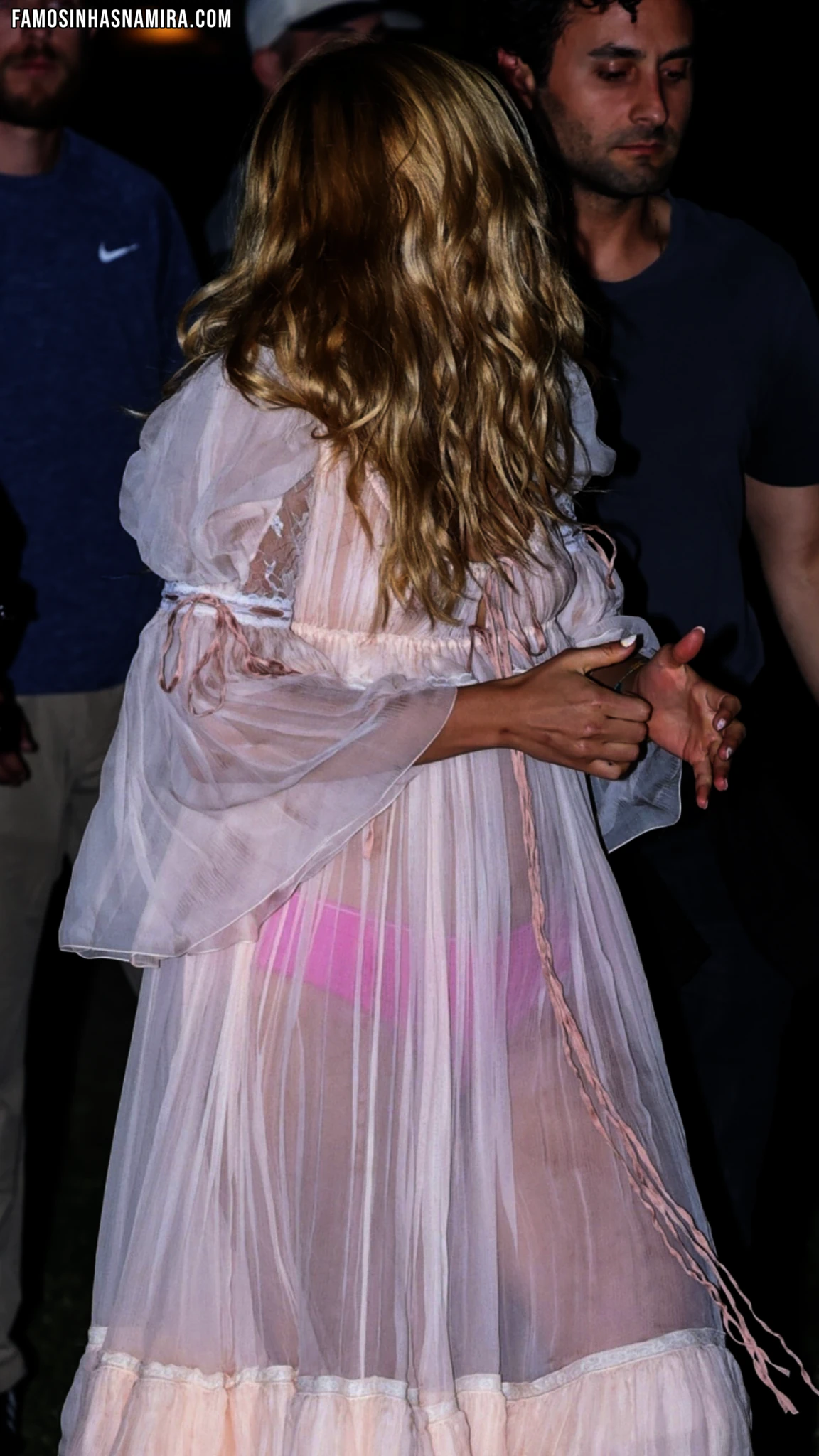 Cantora aparece com vestidinho transparente no Coachella, e deixa tudo à mostra.