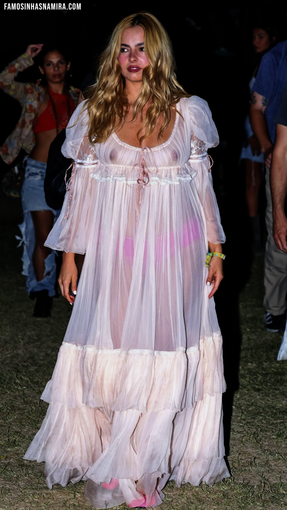 Cantora aparece com vestidinho transparente no Coachella, e deixa tudo à mostra.