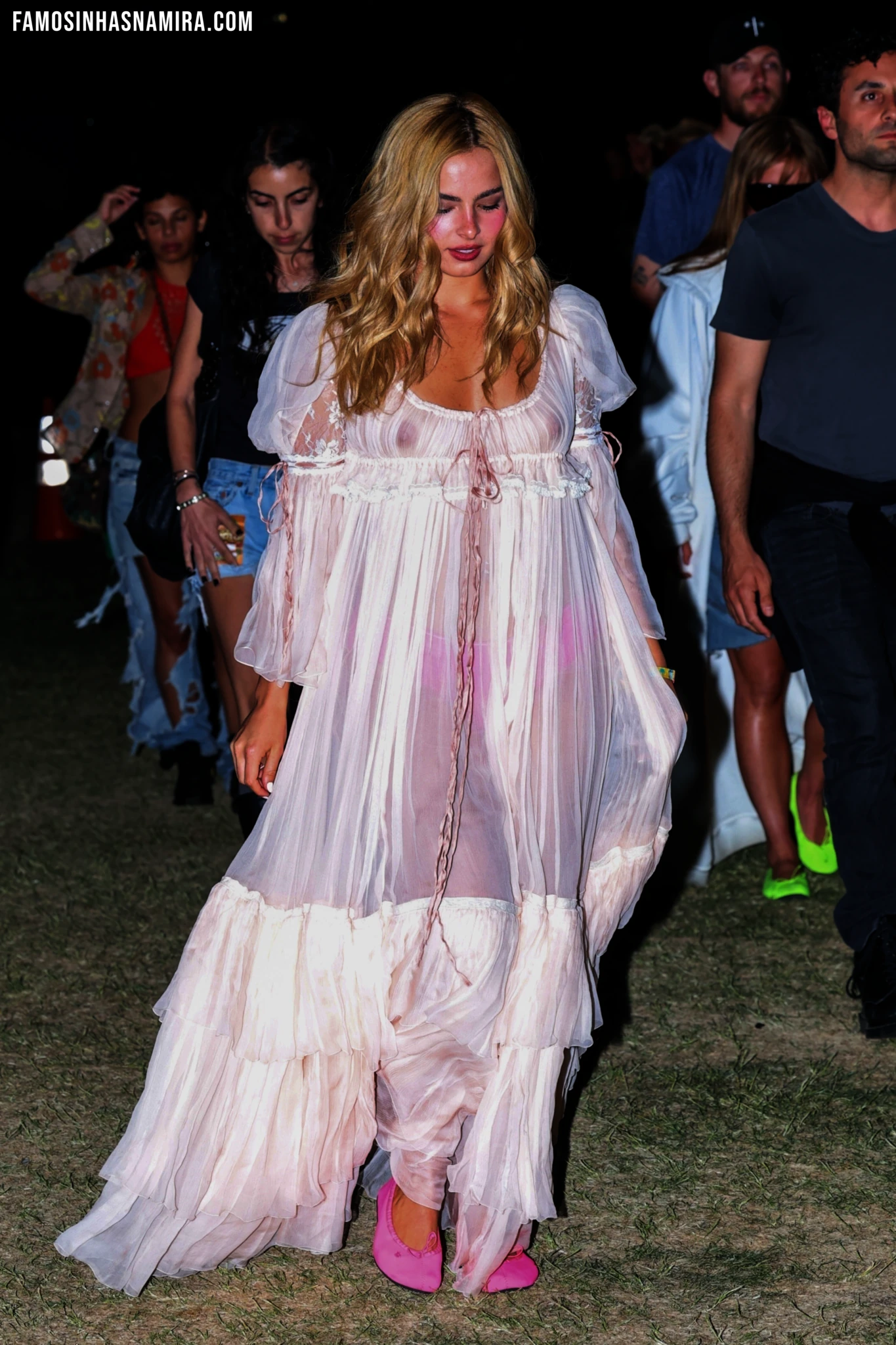 Cantora aparece com vestidinho transparente no Coachella, e deixa tudo à mostra.