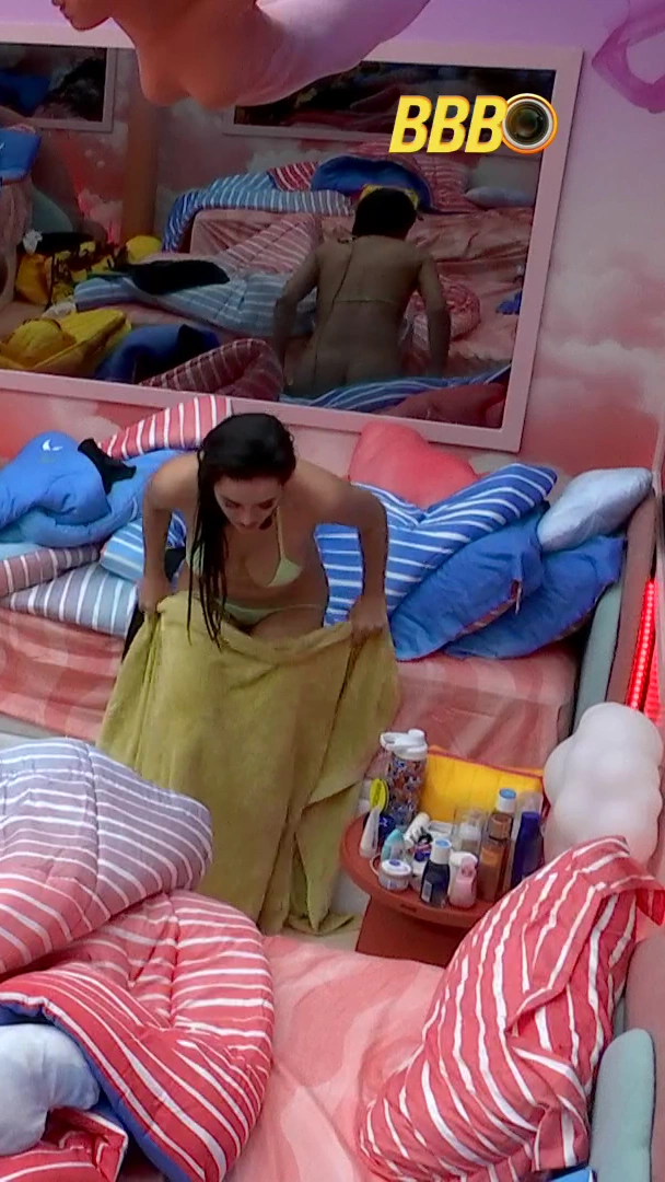 Participante acaba deixando bumbum à mostra.