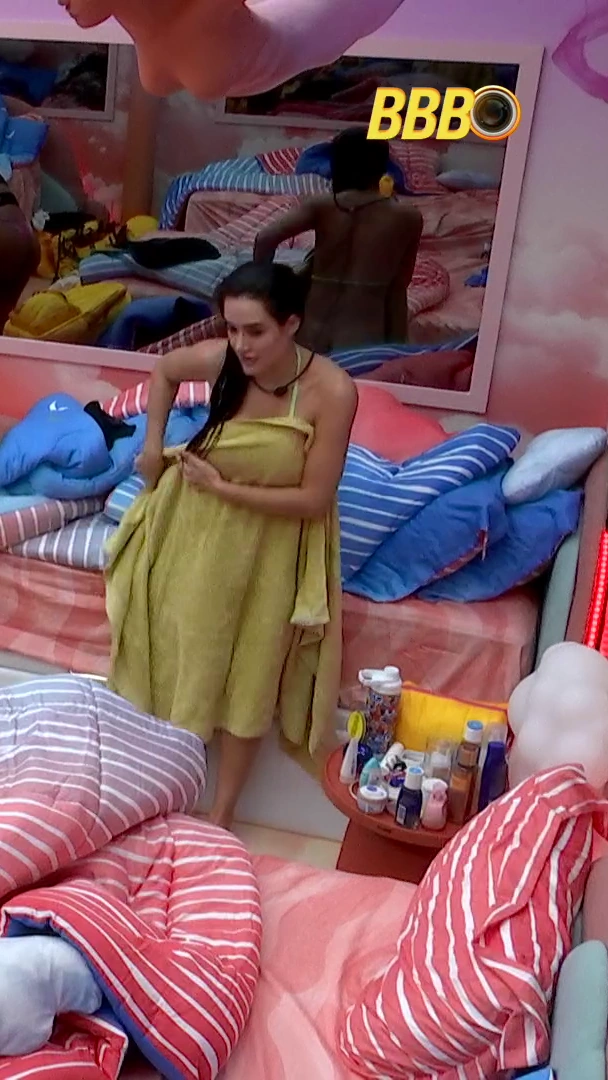 Participante acaba deixando bumbum à mostra.