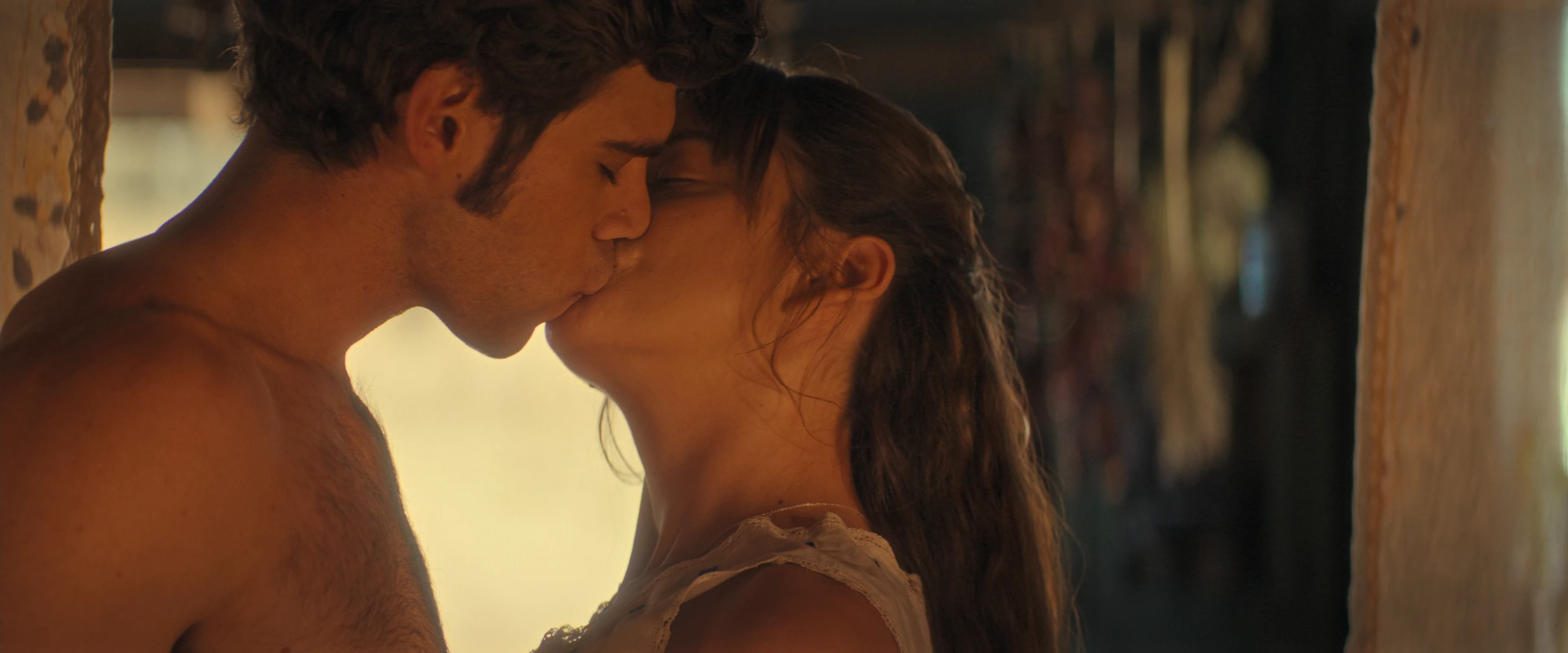 Azul Guaita surge nua em cena de sexo na segunda temporada de Como Água Para Chocolate.