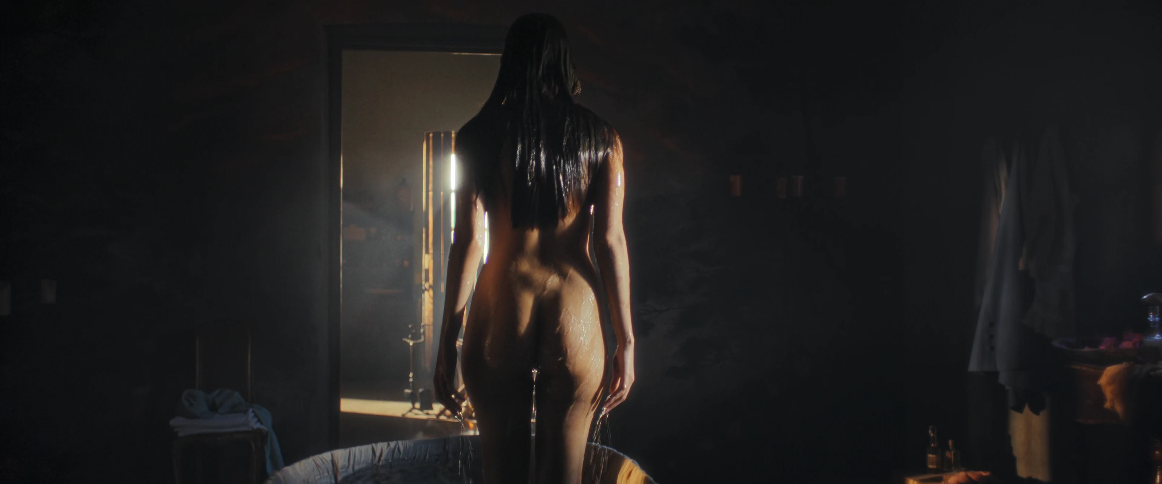 Azul Guaita surge nua em cena de sexo na segunda temporada de Como Água Para Chocolate.