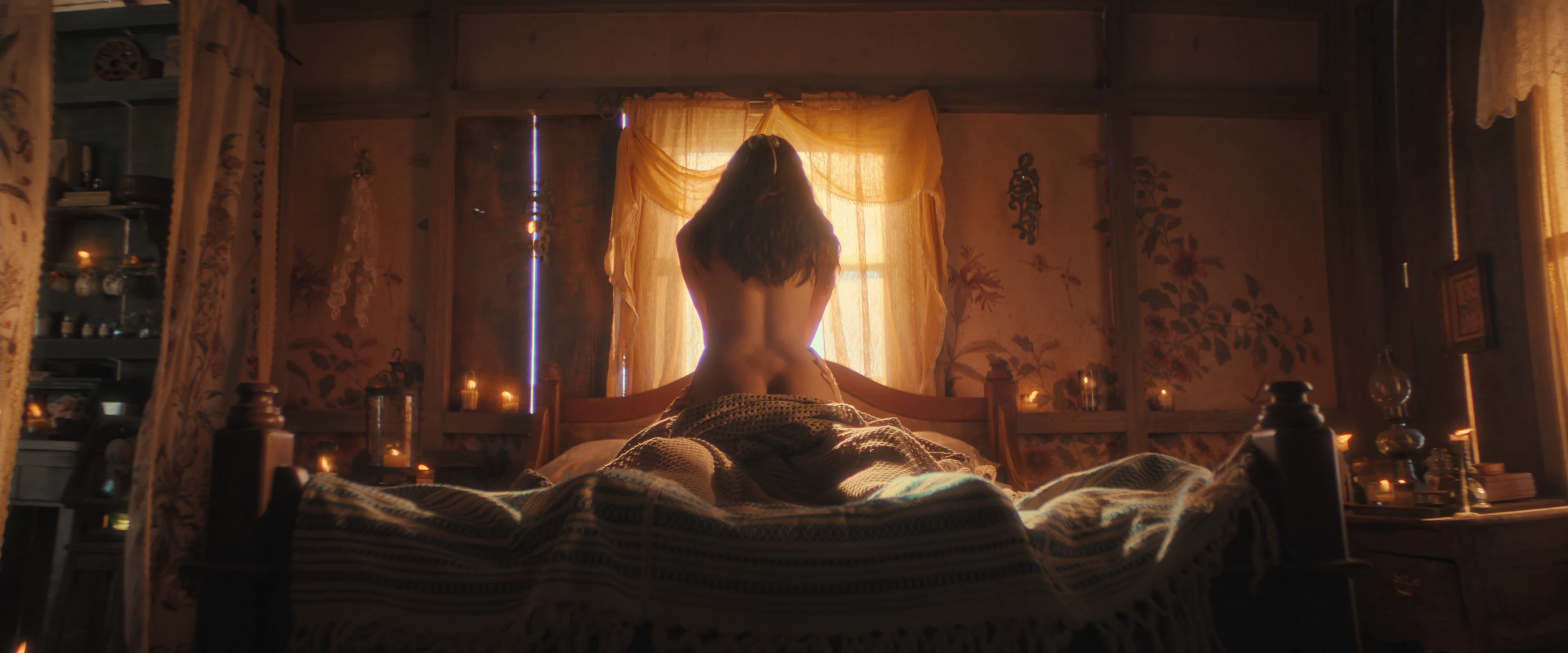 Azul Guaita surge nua em cena de sexo na segunda temporada de Como Água Para Chocolate.