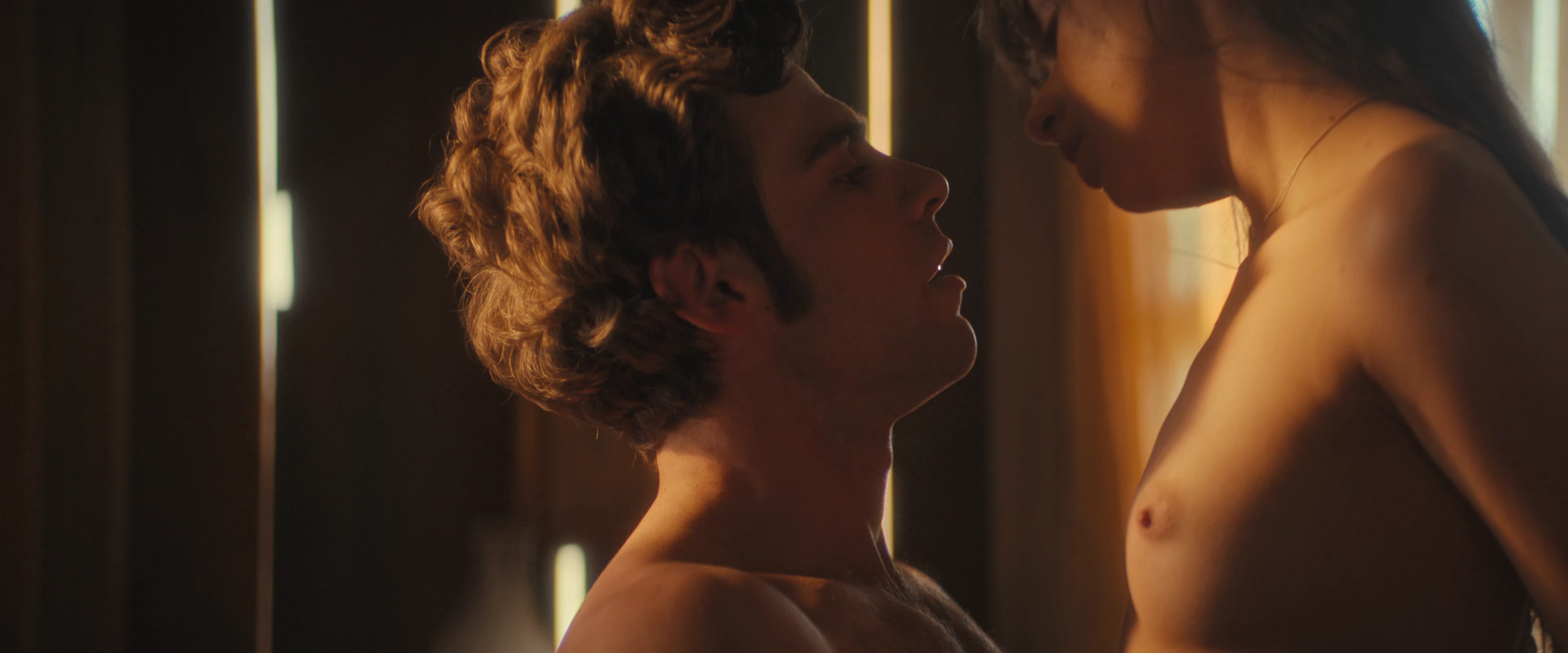 Azul Guaita surge nua em cena de sexo na segunda temporada de Como Água Para Chocolate.