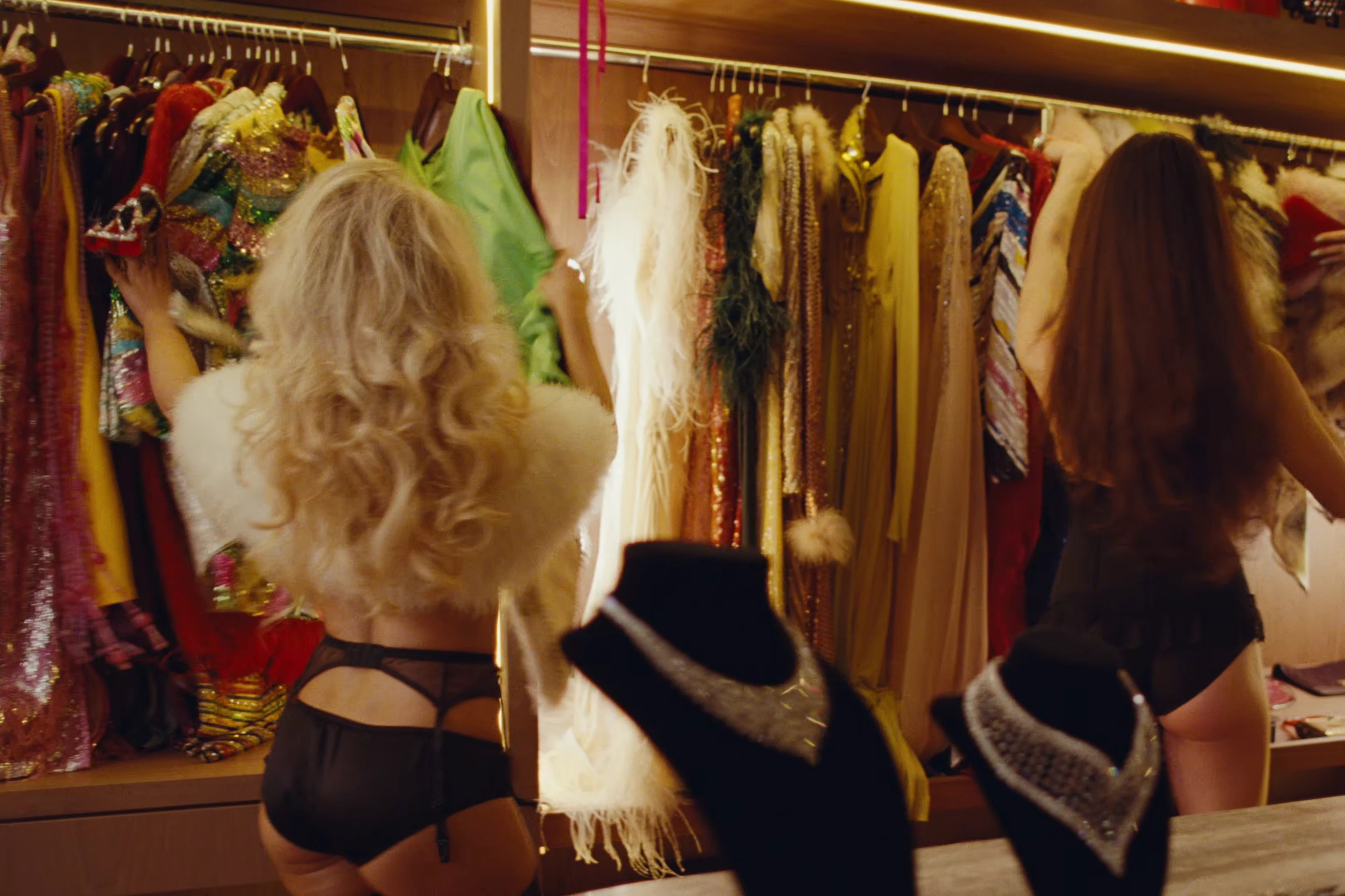 Lingerie, Margaret Qualley, Sabrina Carpenter, TClothes, House Tour MV - [08/04/2026]